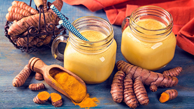 Milk with ginger and turmeric - against FLU and colds